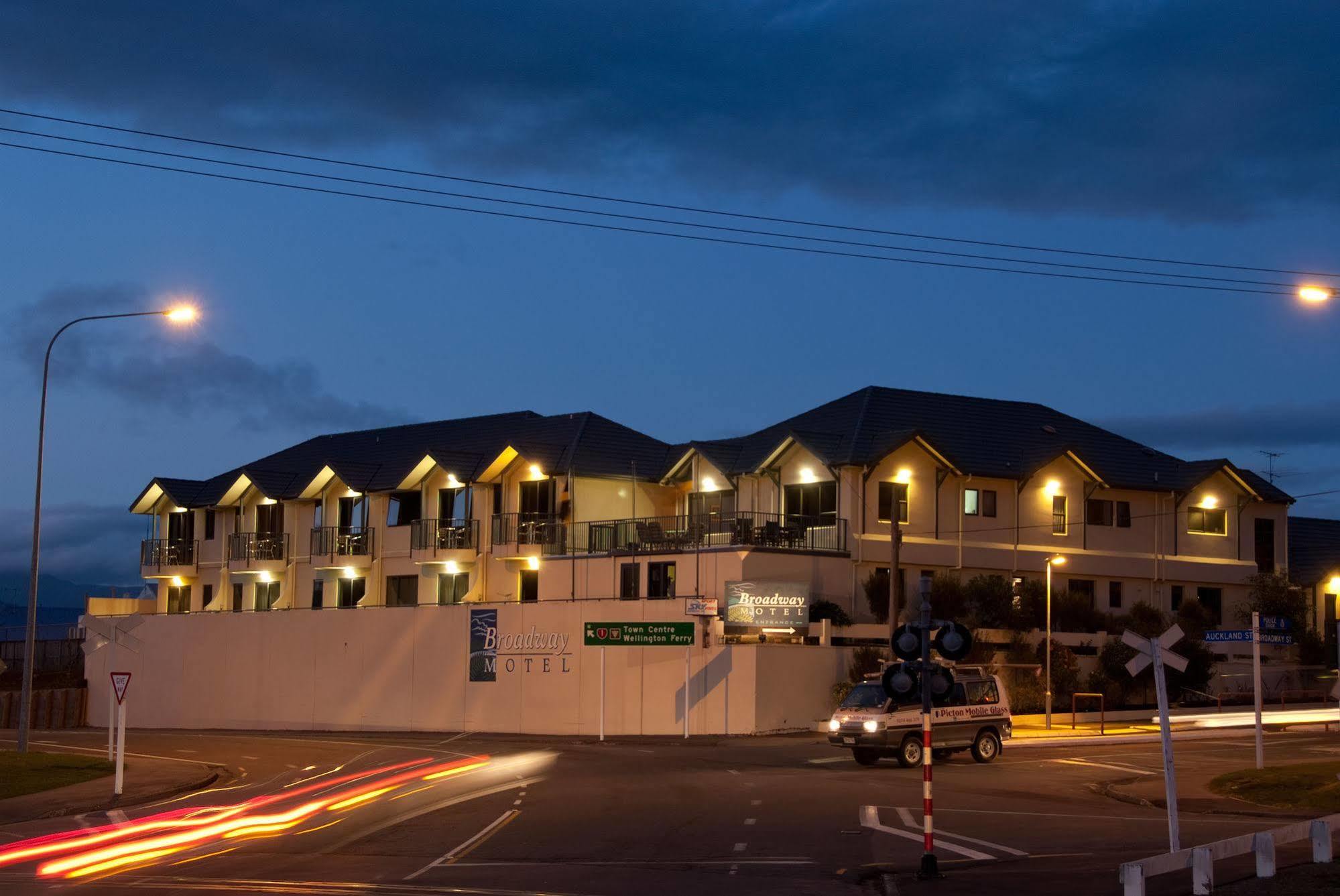 บรอดเวย์ โมเทล Motel พิคตัน ภายนอก รูปภาพ